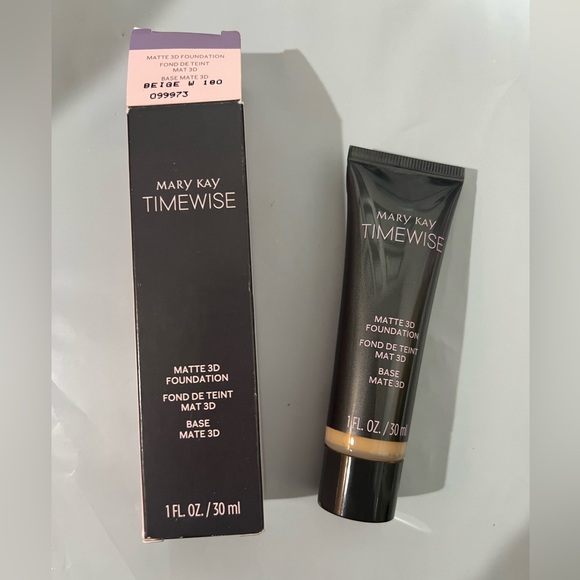 TimeWise® Matte 3D Foundation
1 fl. oz. - Picture 5 of 10